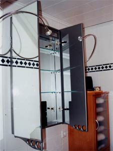 Badschrank geöffnet